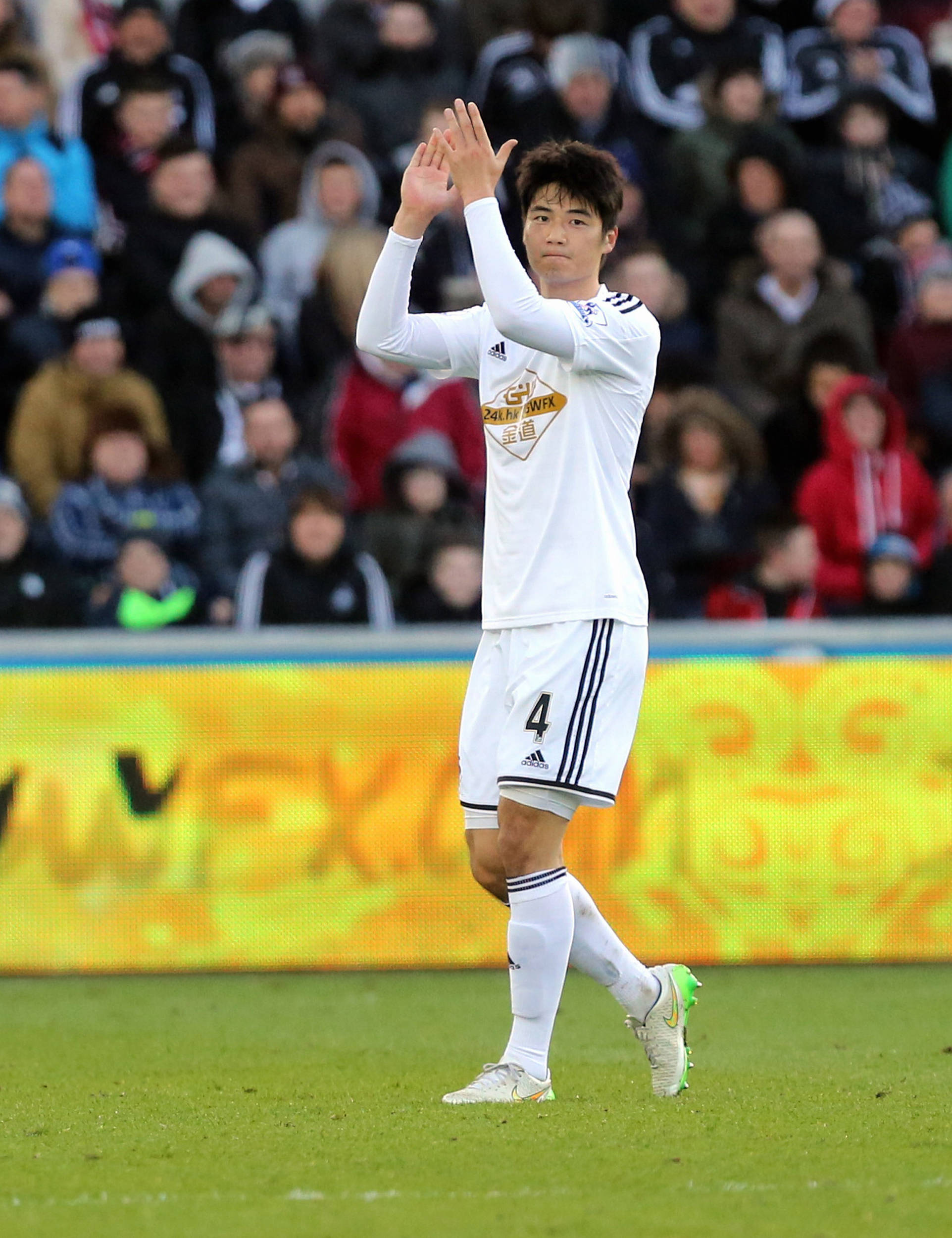 包含今晨体能课后，阿贾克斯临场应变备战西甲，压力陡增，赛季目标并未改变的词条