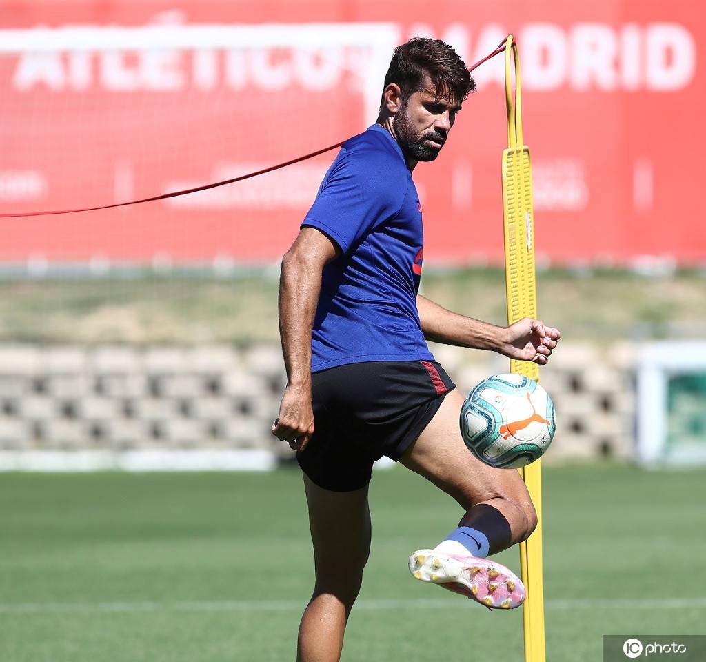 包含今晨体能课后，阿贾克斯临场应变备战西甲，压力陡增，赛季目标并未改变的词条